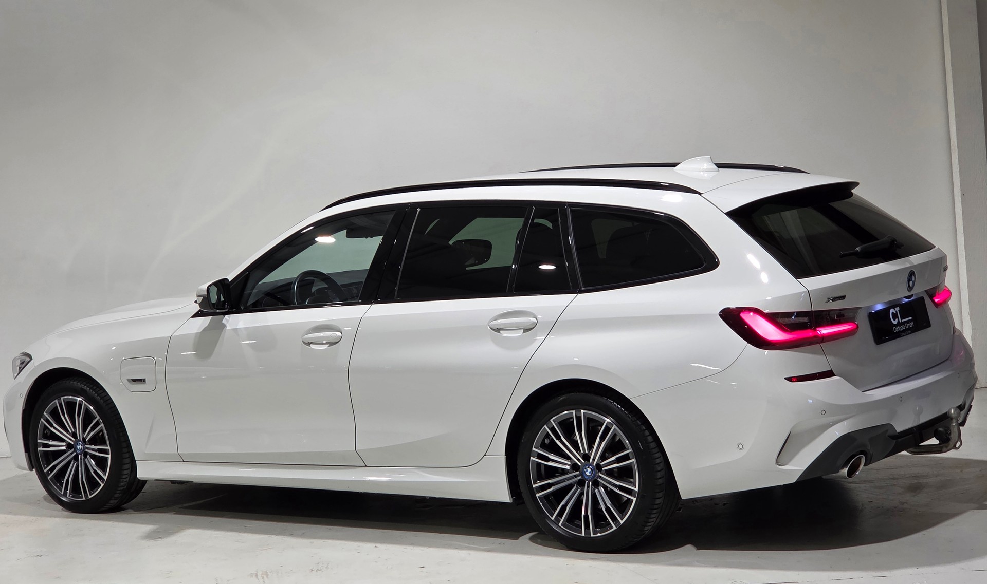 BMW 320e xDrive Touring Pure M Sport Steptronic-image-2