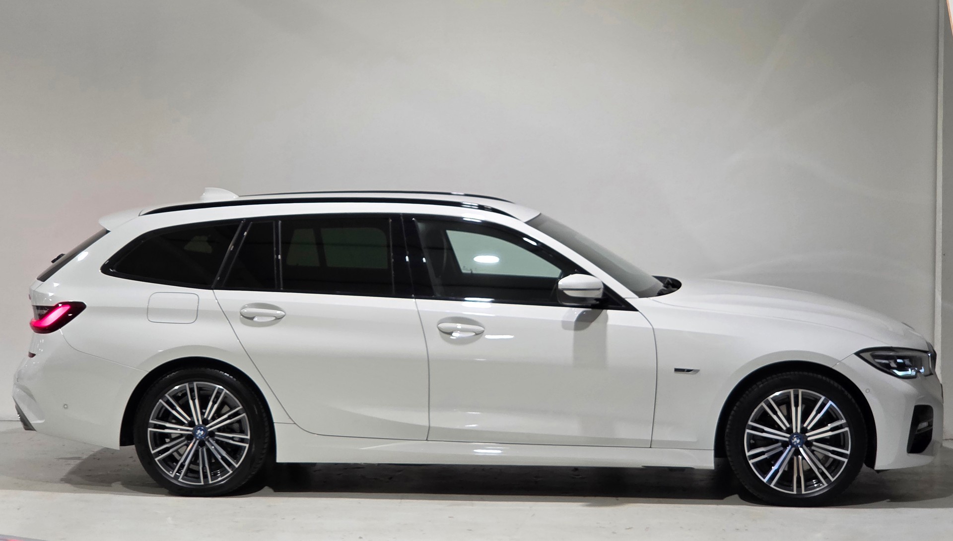 BMW 320e xDrive Touring Pure M Sport Steptronic-image-26