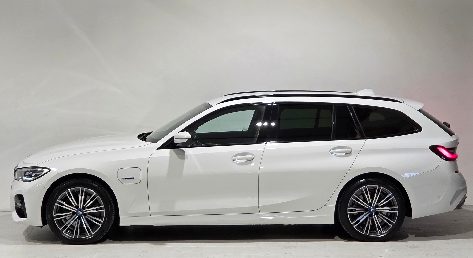 BMW 320e xDrive Touring Pure M Sport Steptronic-image-1