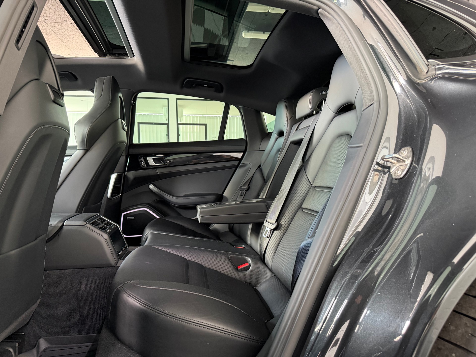 PORSCHE Panamera 4 E-Hybrid PDK-image-9