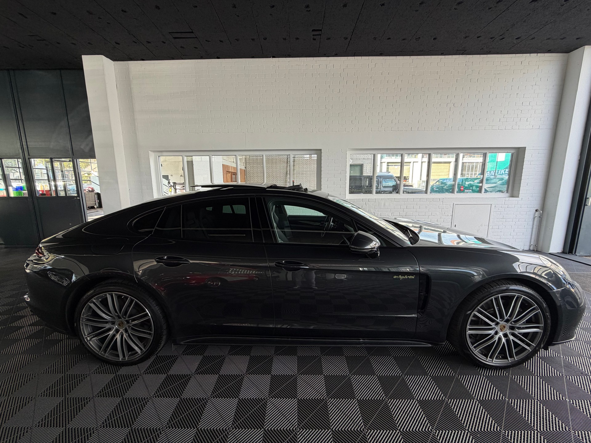 PORSCHE Panamera 4 E-Hybrid PDK-image-1
