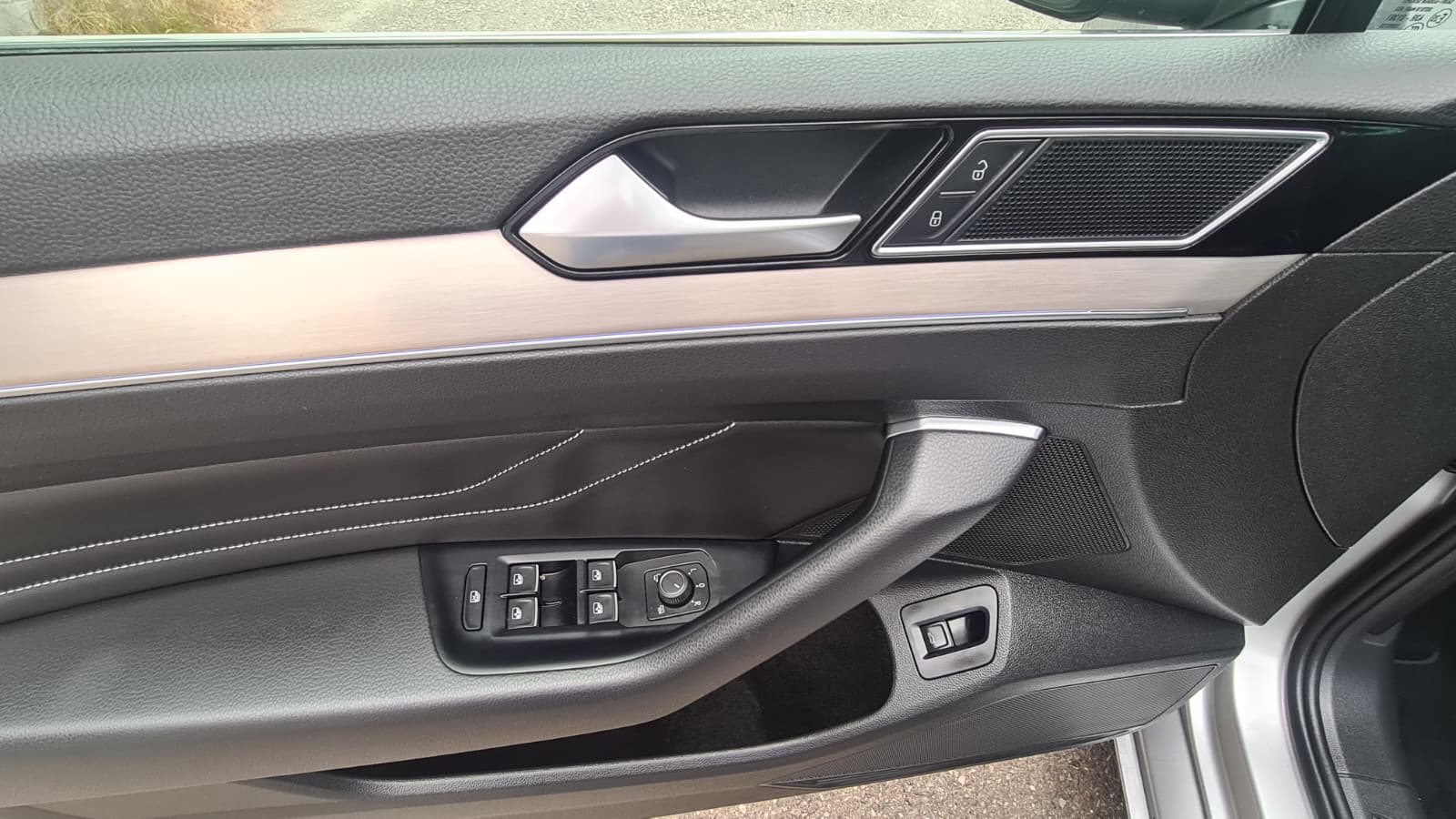 VW Passat 2.0 TDI BMT Elegance 4Motion DSG ** Voll-Leder ** RF-Kamera 360° ** Sitzmemory ** Panorama-Glasdach ** Modell 2023 **-image-12