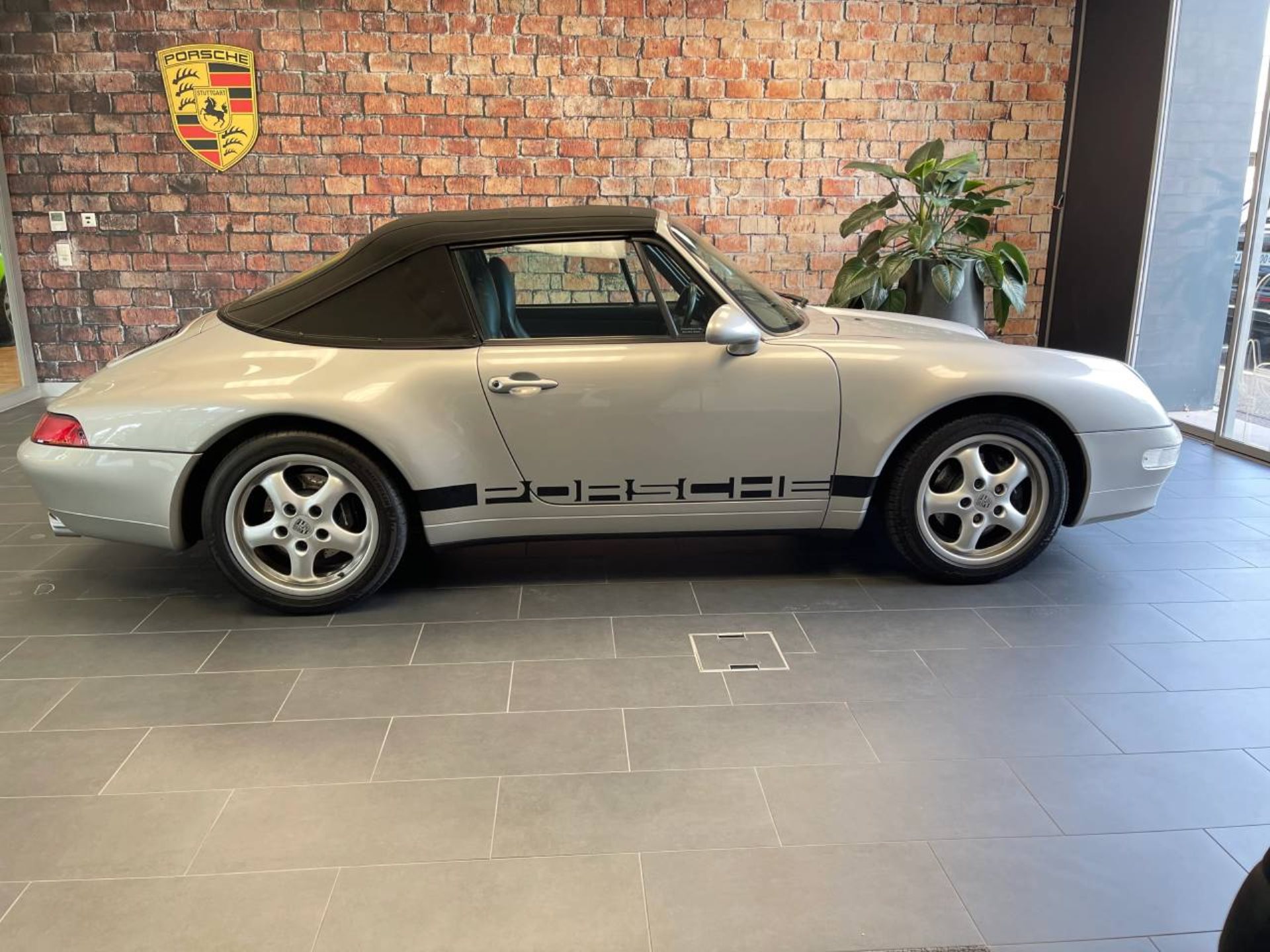 PORSCHE 911 Carrera Cabriolet-image-13