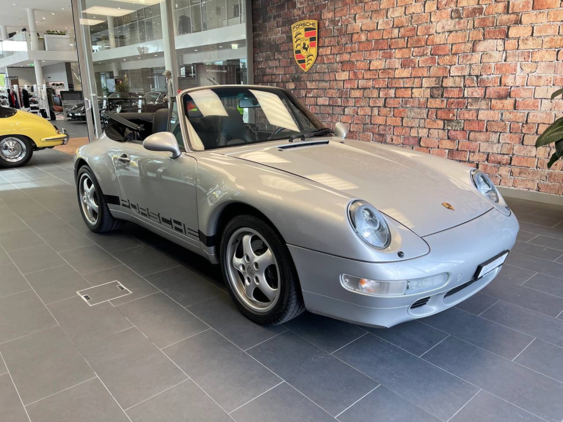 PORSCHE 911 Carrera Cabriolet-image-9