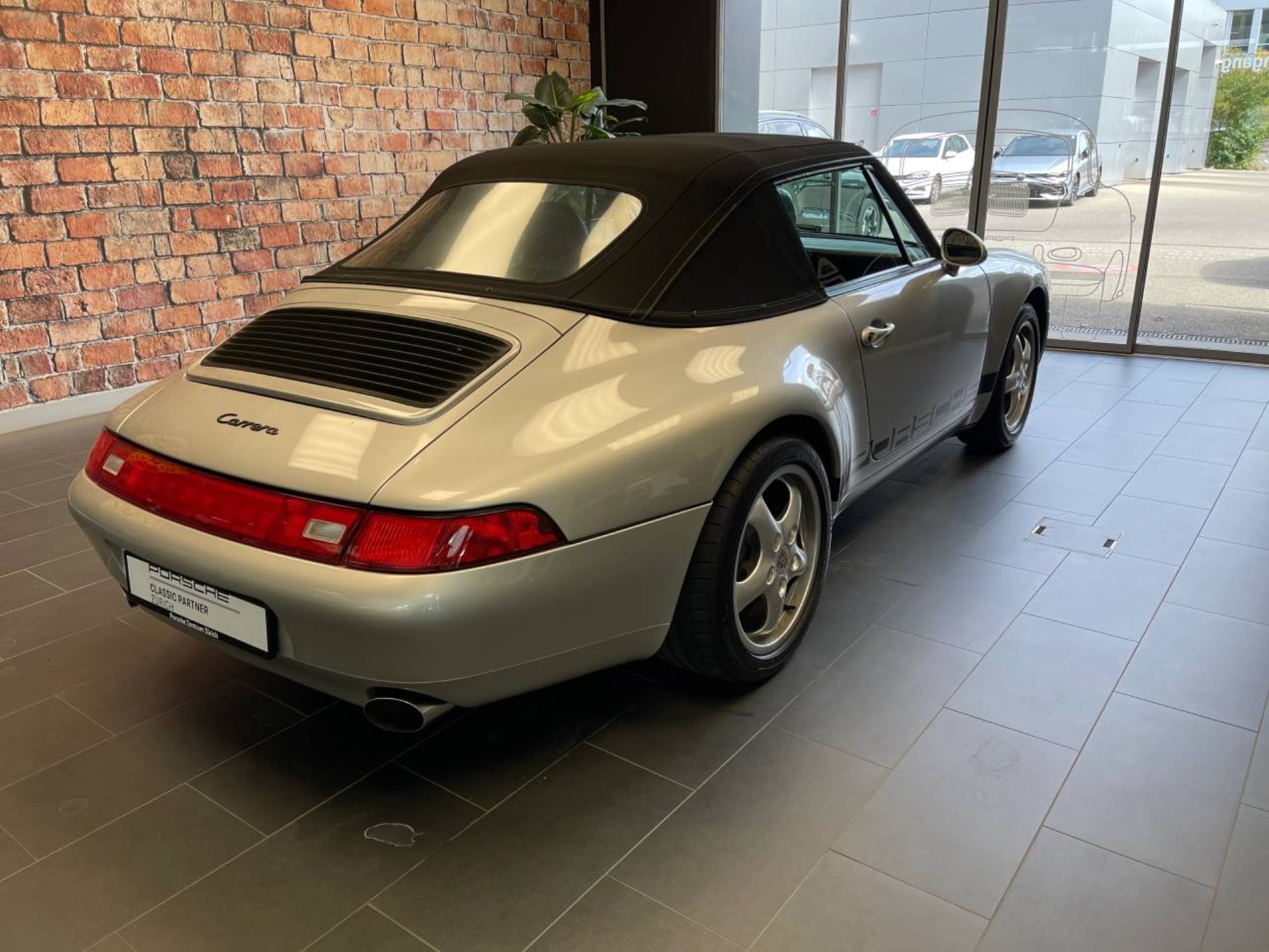 PORSCHE 911 Carrera Cabriolet-image-10