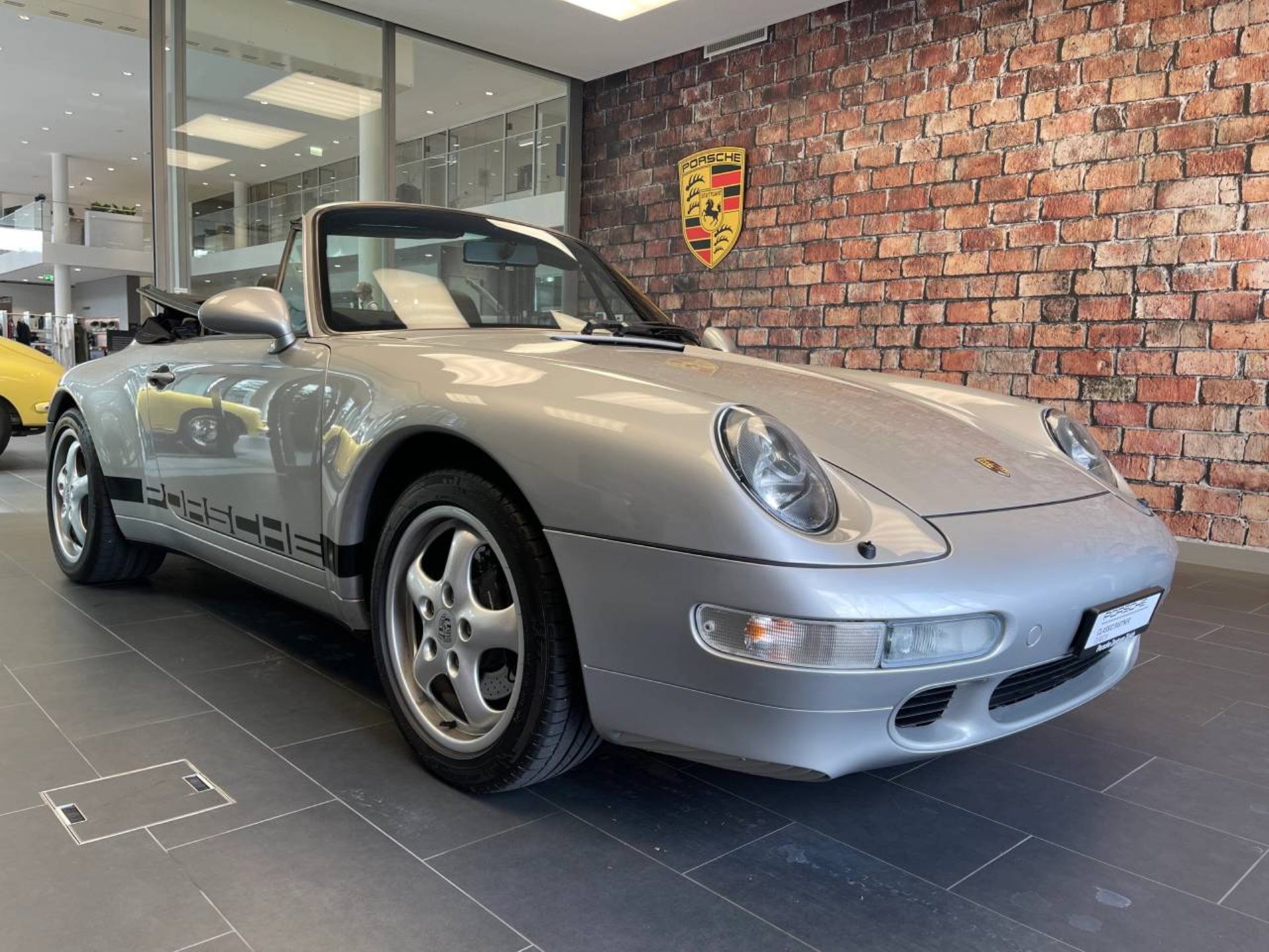 PORSCHE 911 Carrera Cabriolet-image-6