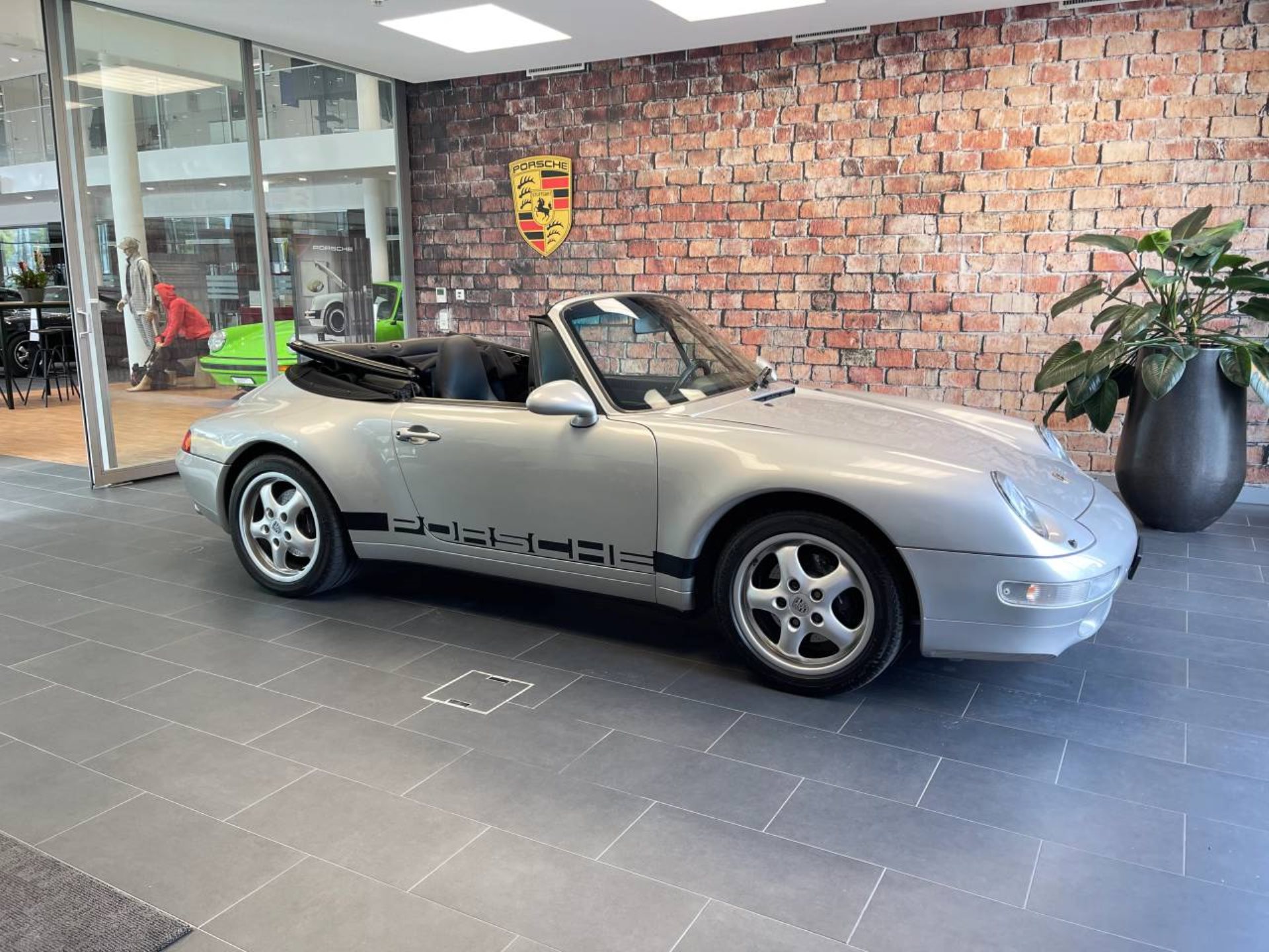 PORSCHE 911 Carrera Cabriolet-image-1
