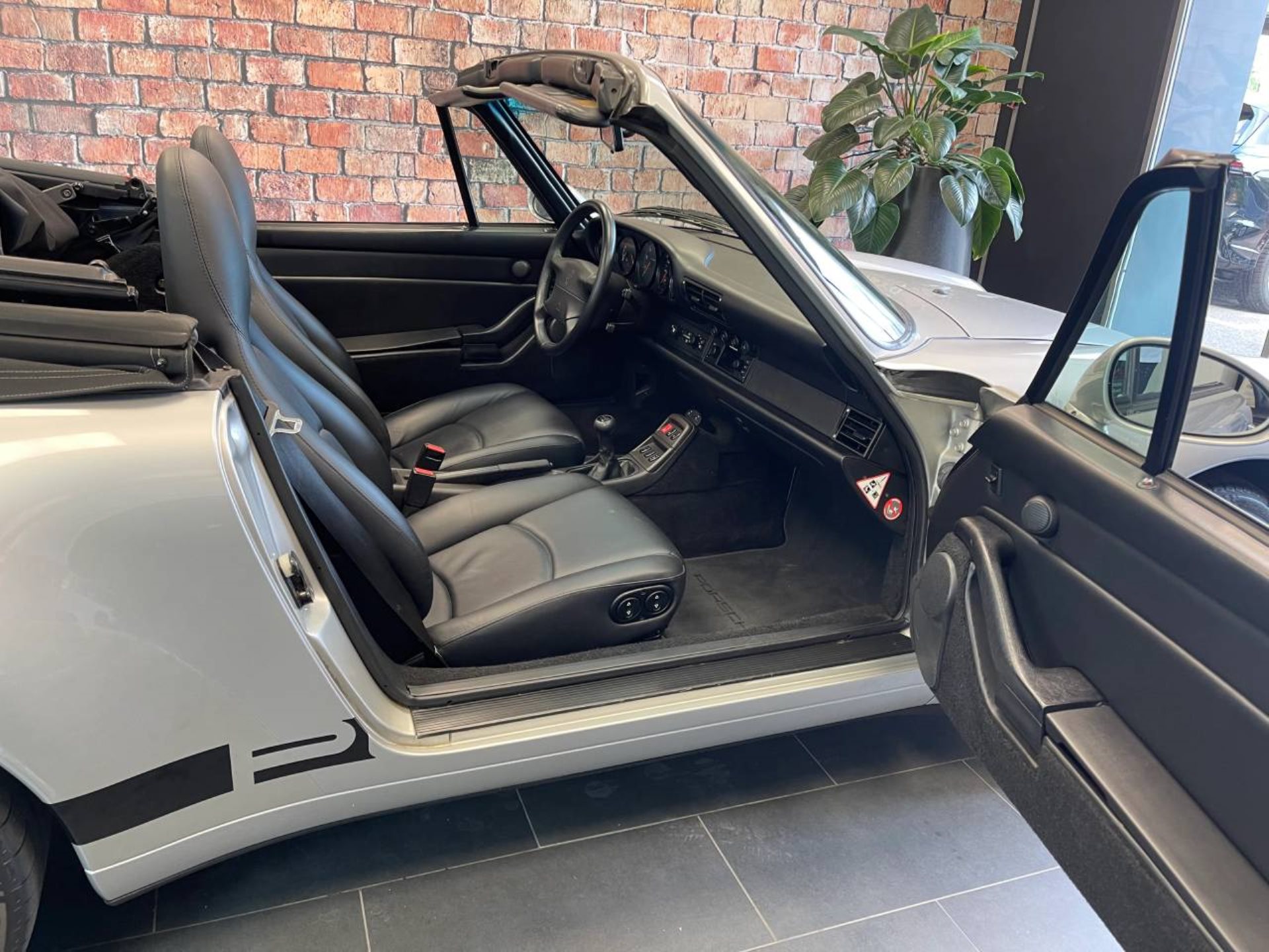 PORSCHE 911 Carrera Cabriolet-image-3