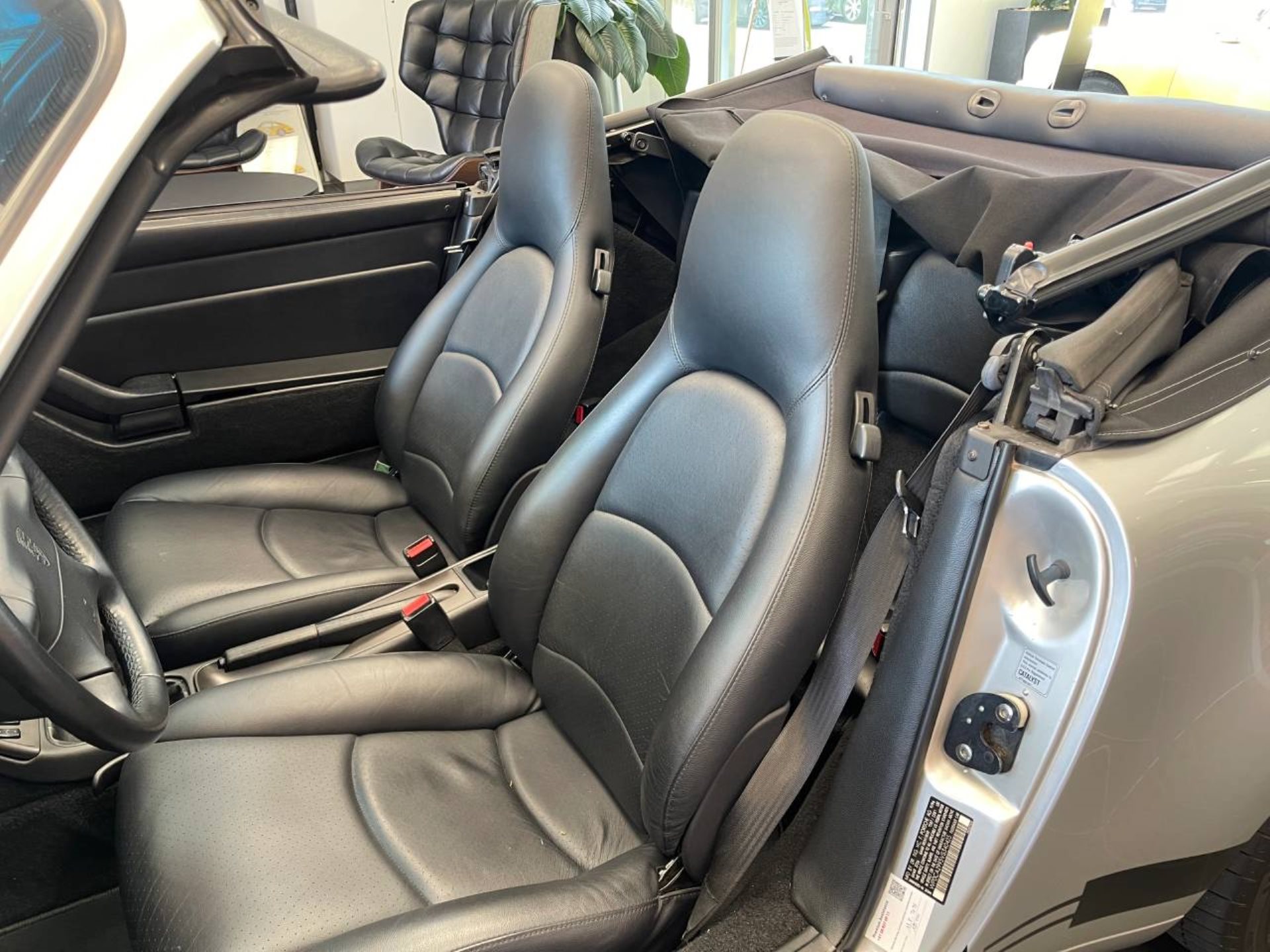 PORSCHE 911 Carrera Cabriolet-image-4