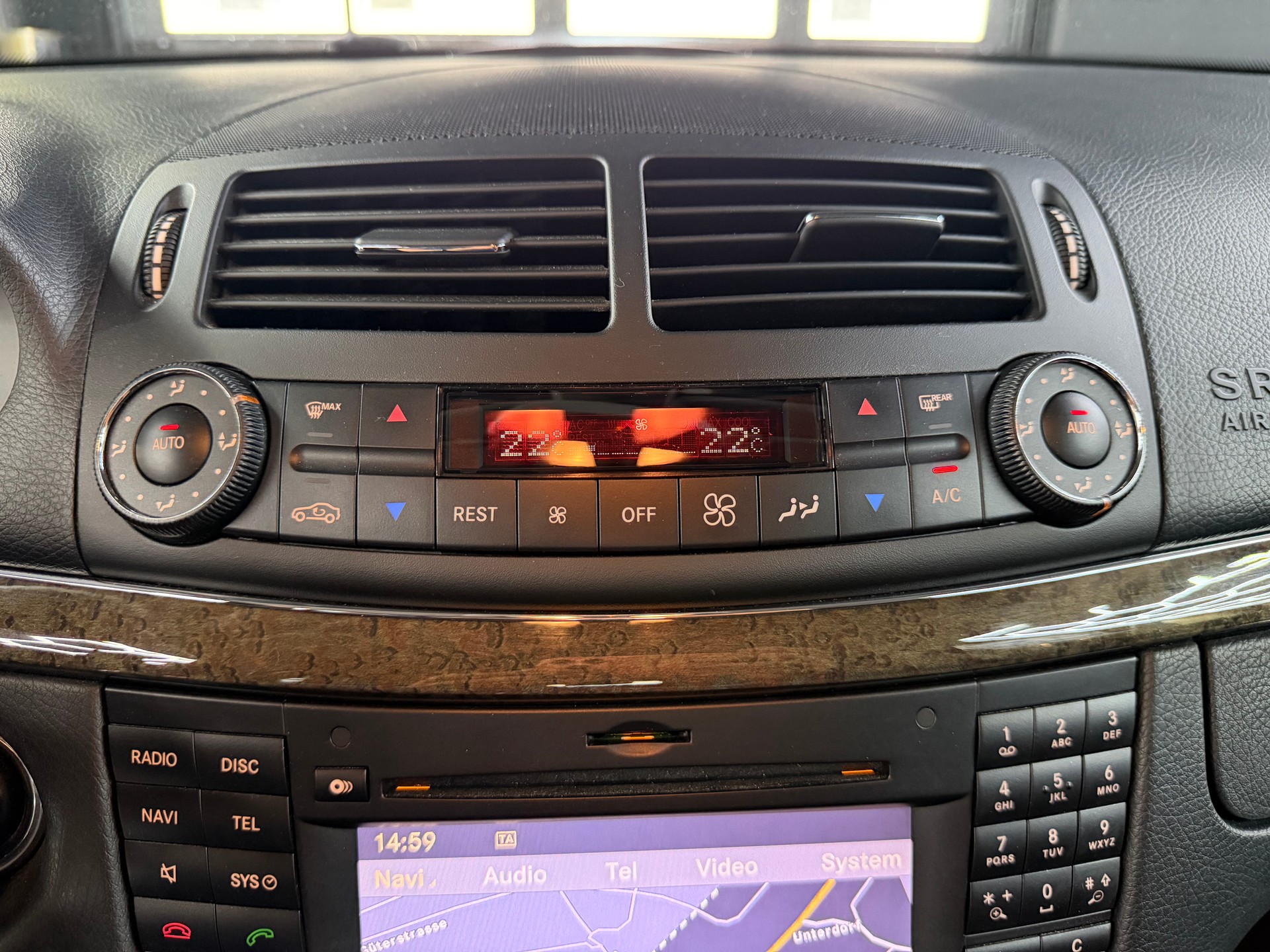 MERCEDES-BENZ E 350 CGI Avantgarde 7G-Tronic - AMG Sportpaket!-image-21
