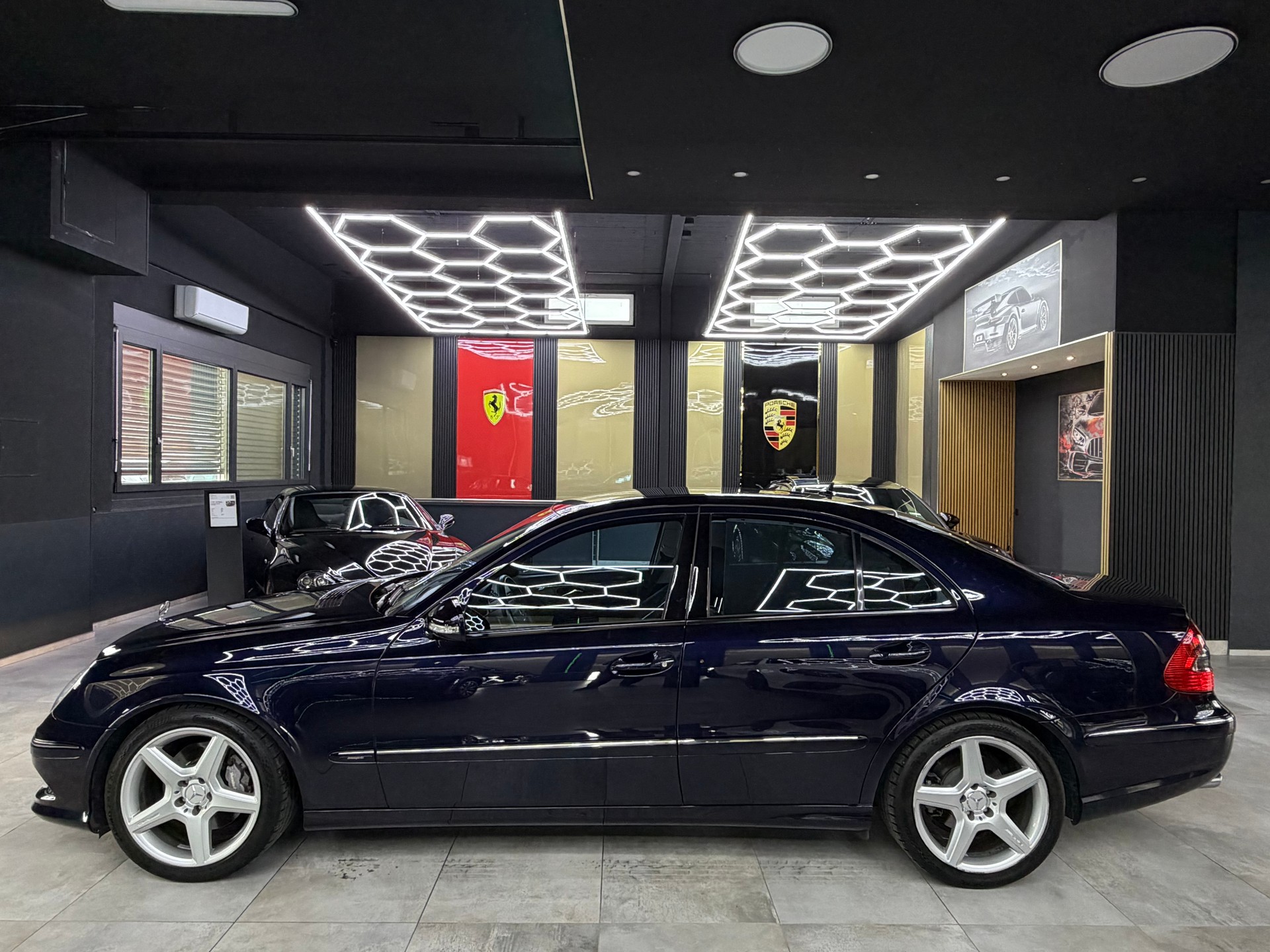 MERCEDES-BENZ E 350 CGI Avantgarde 7G-Tronic - AMG Sportpaket!-image-7