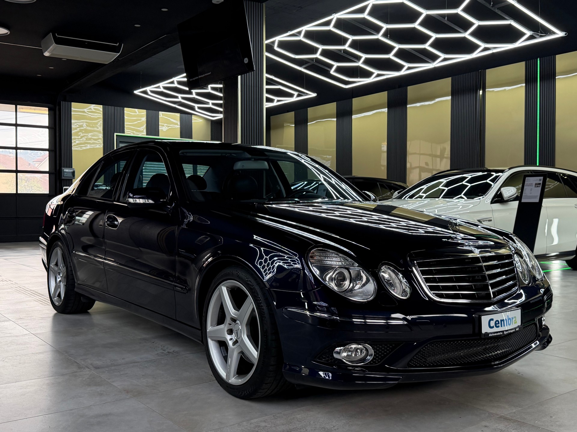 MERCEDES-BENZ E 350 CGI Avantgarde 7G-Tronic - AMG Sportpaket!-image-2