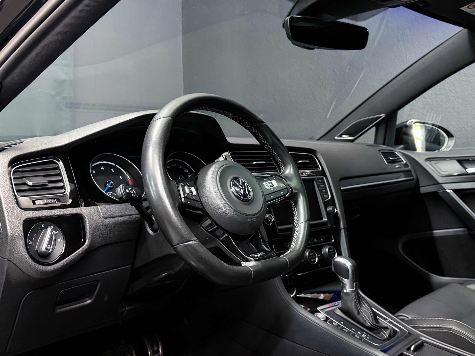 VW Golf 2.0 TSI R 4Motion DSG-image-9