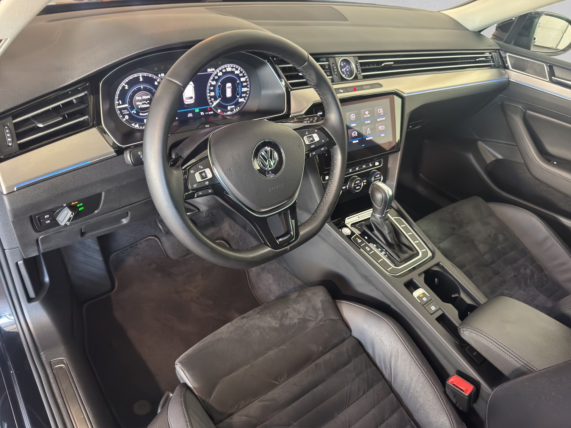 VW Passat Variant 2.0 TDI BMT Highline DSG 4Motion-image-8