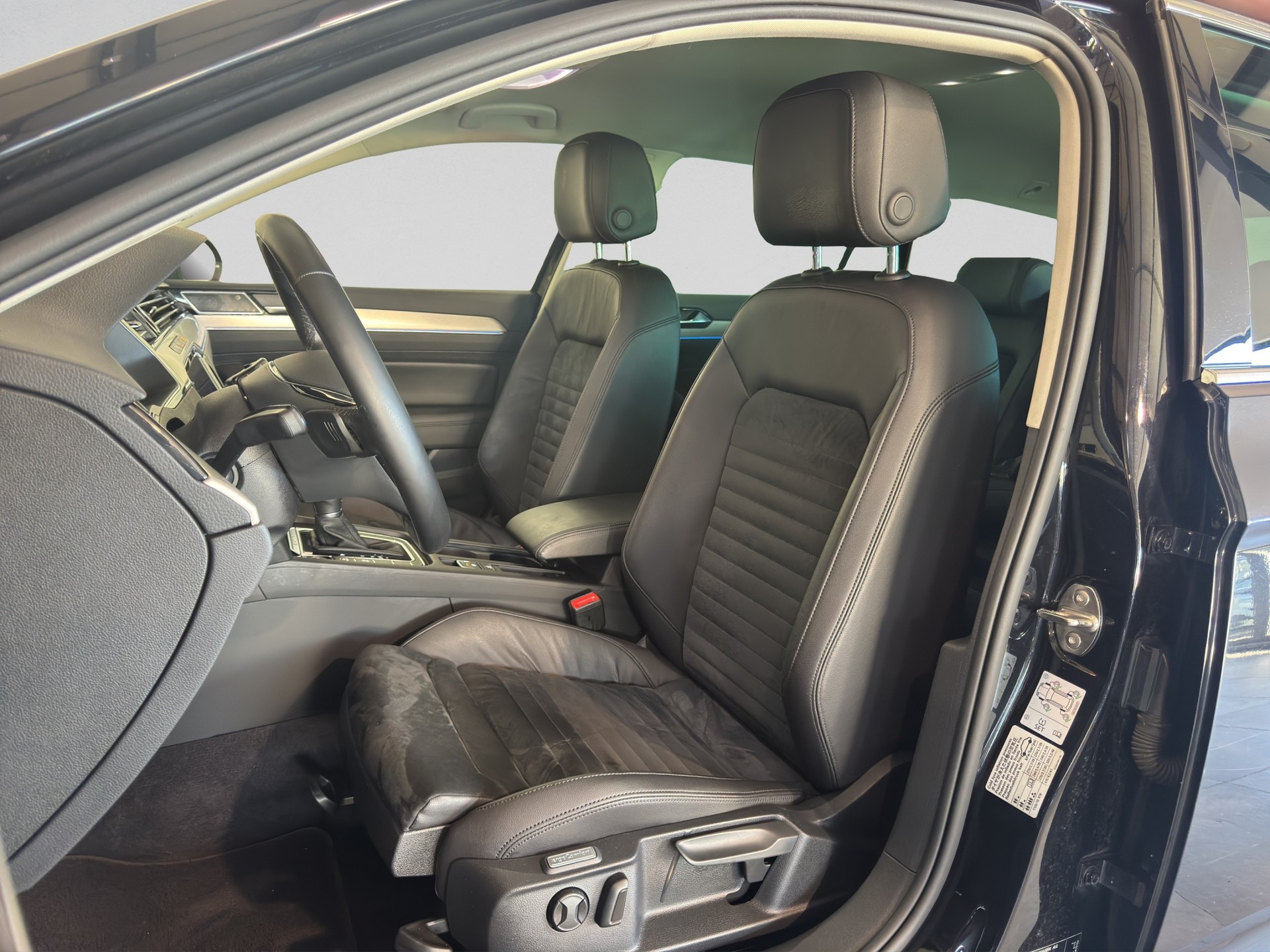 VW Passat Variant 2.0 TDI BMT Highline DSG 4Motion-image-7