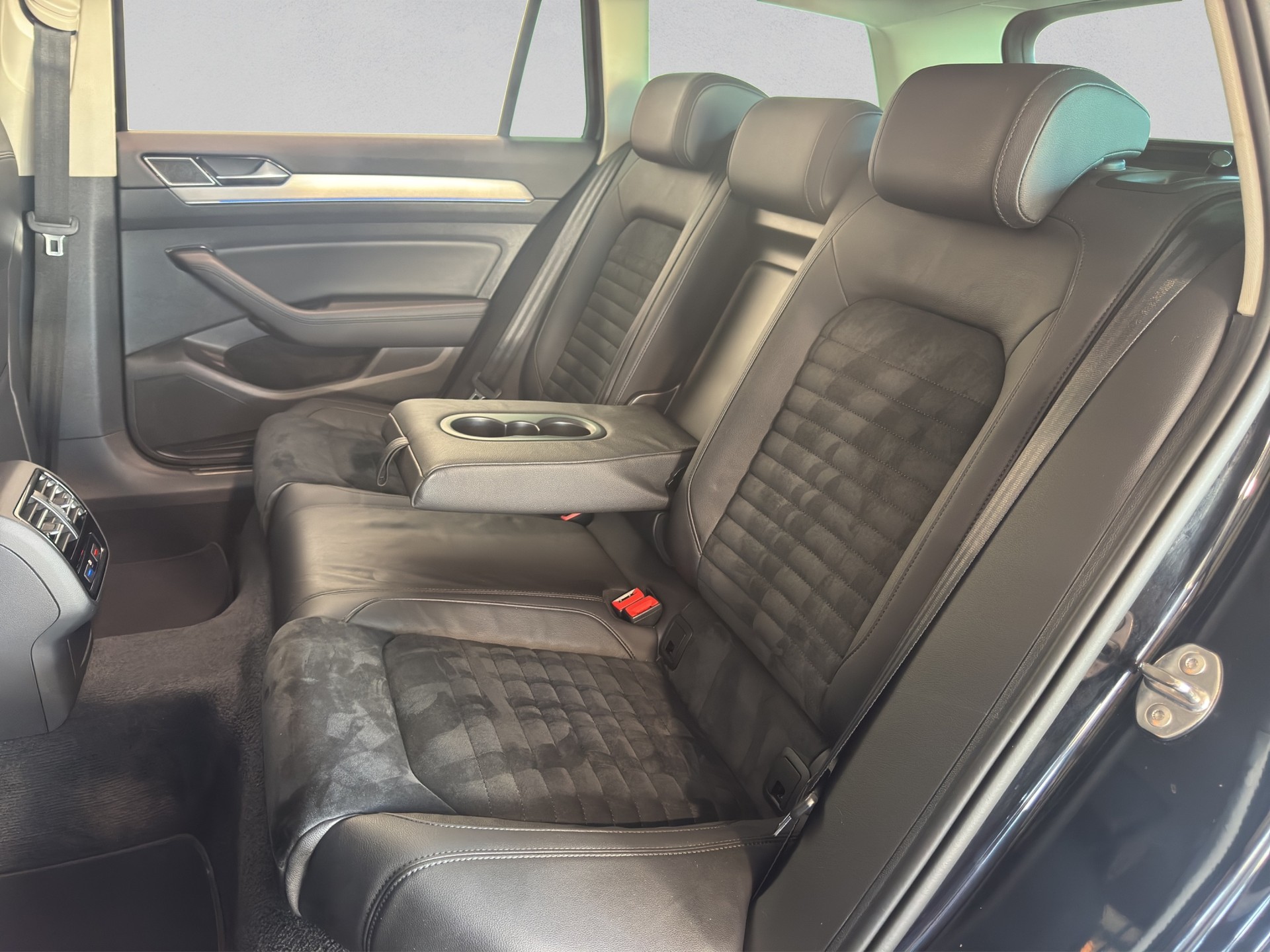 VW Passat Variant 2.0 TDI BMT Highline DSG 4Motion-image-11