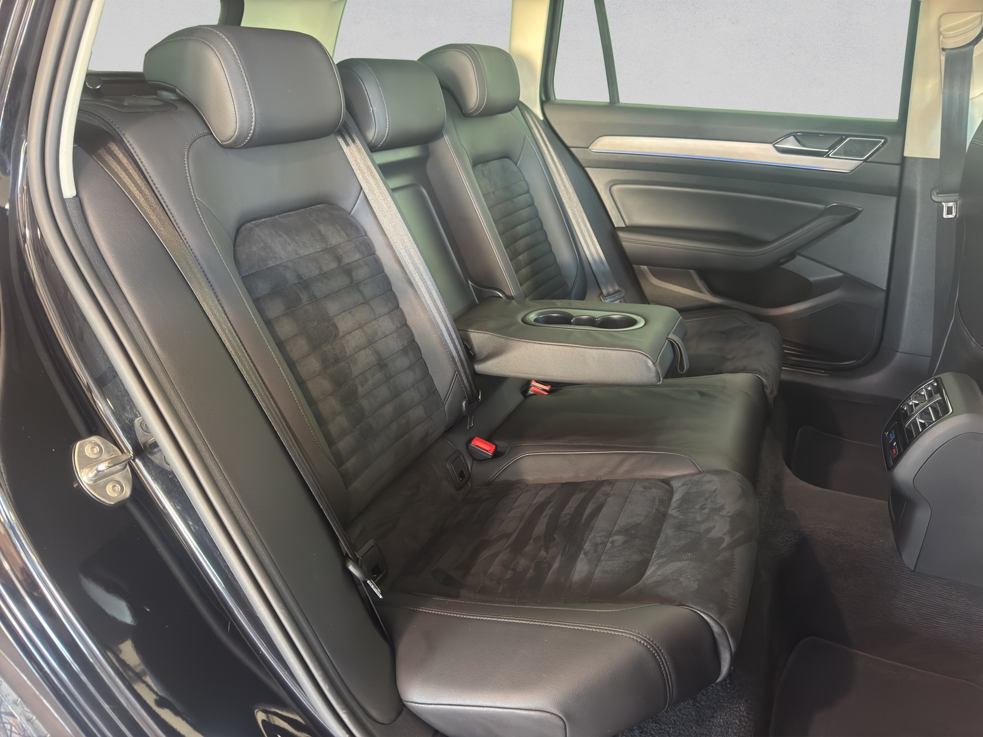 VW Passat Variant 2.0 TDI BMT Highline DSG 4Motion-image-16