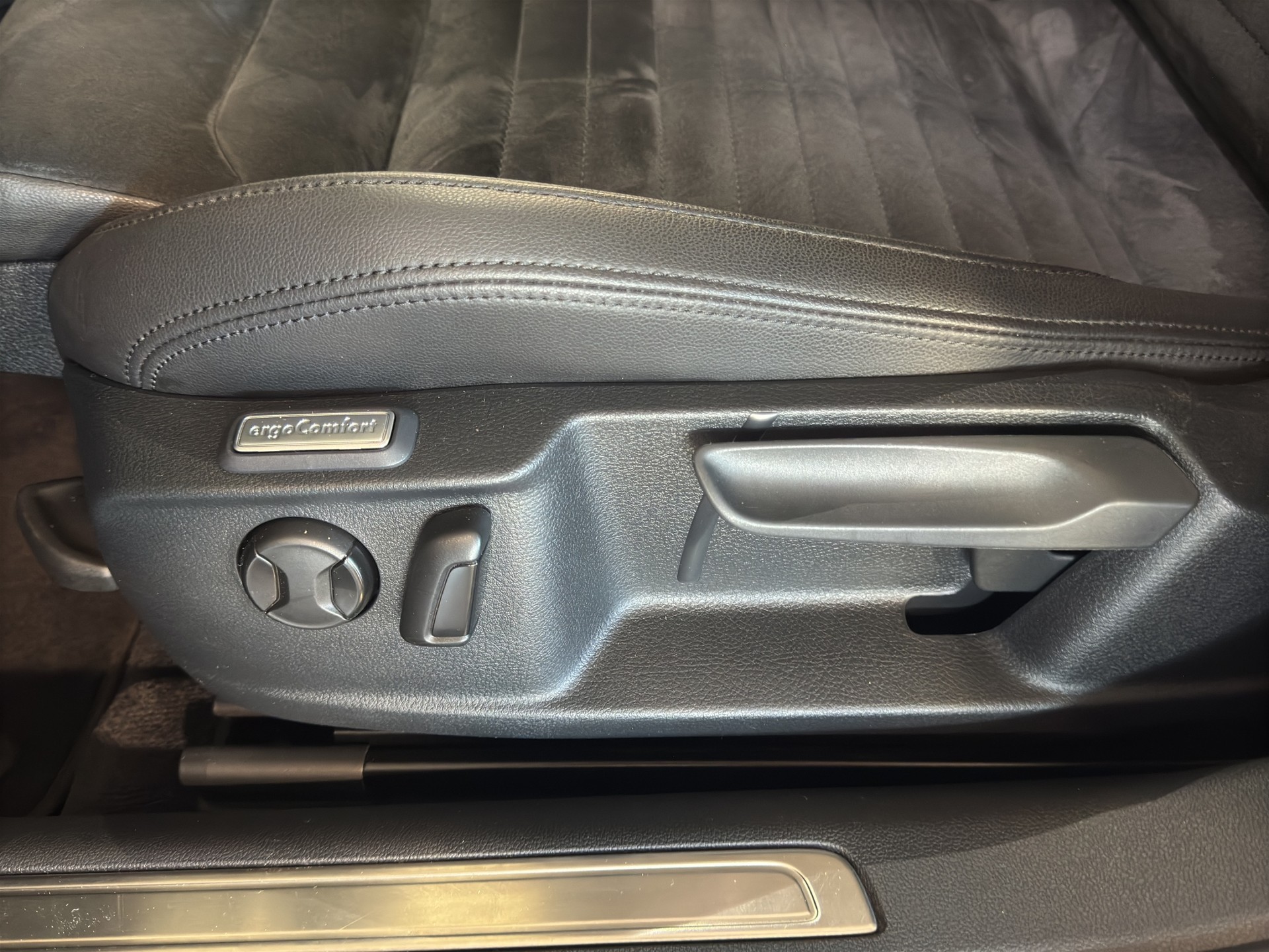 VW Passat Variant 2.0 TDI BMT Highline DSG 4Motion-image-25