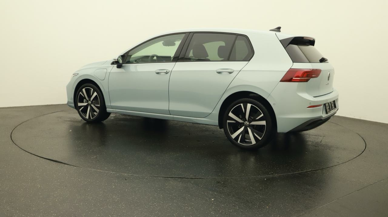 VW Golf 1.5 TSI PHEV Edition-image-2