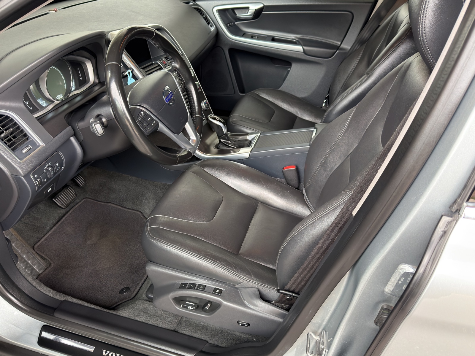 VOLVO XC60 T5 Momentum Geartronic-image-9