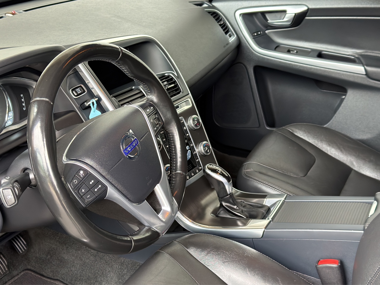 VOLVO XC60 T5 Momentum Geartronic-image-10