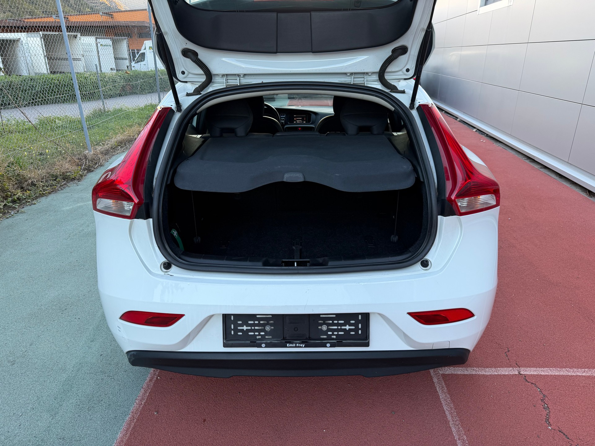 VOLVO V40 T2-image-12