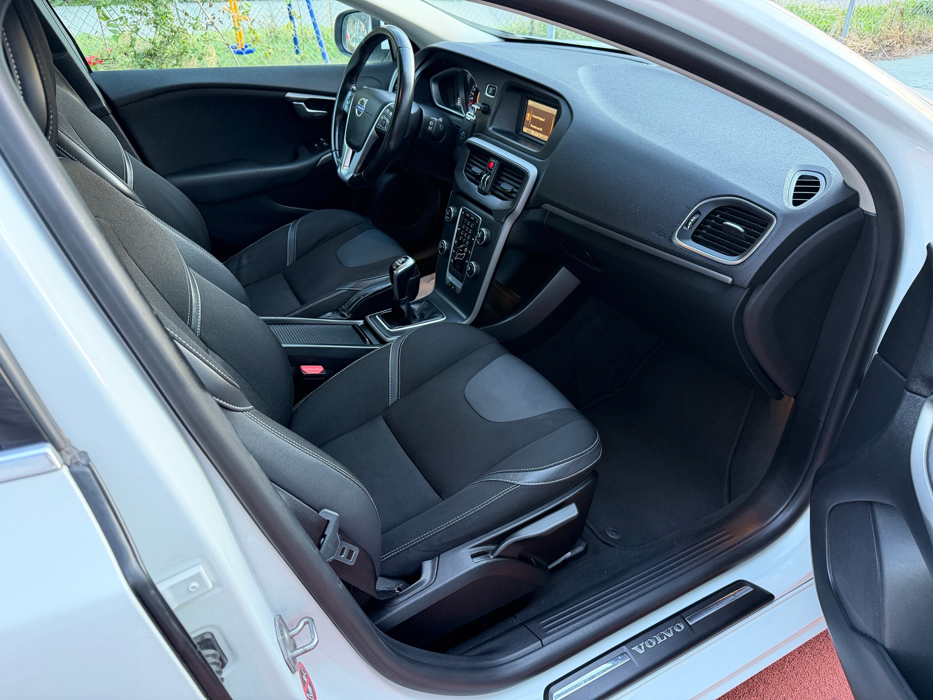 VOLVO V40 T2-image-9
