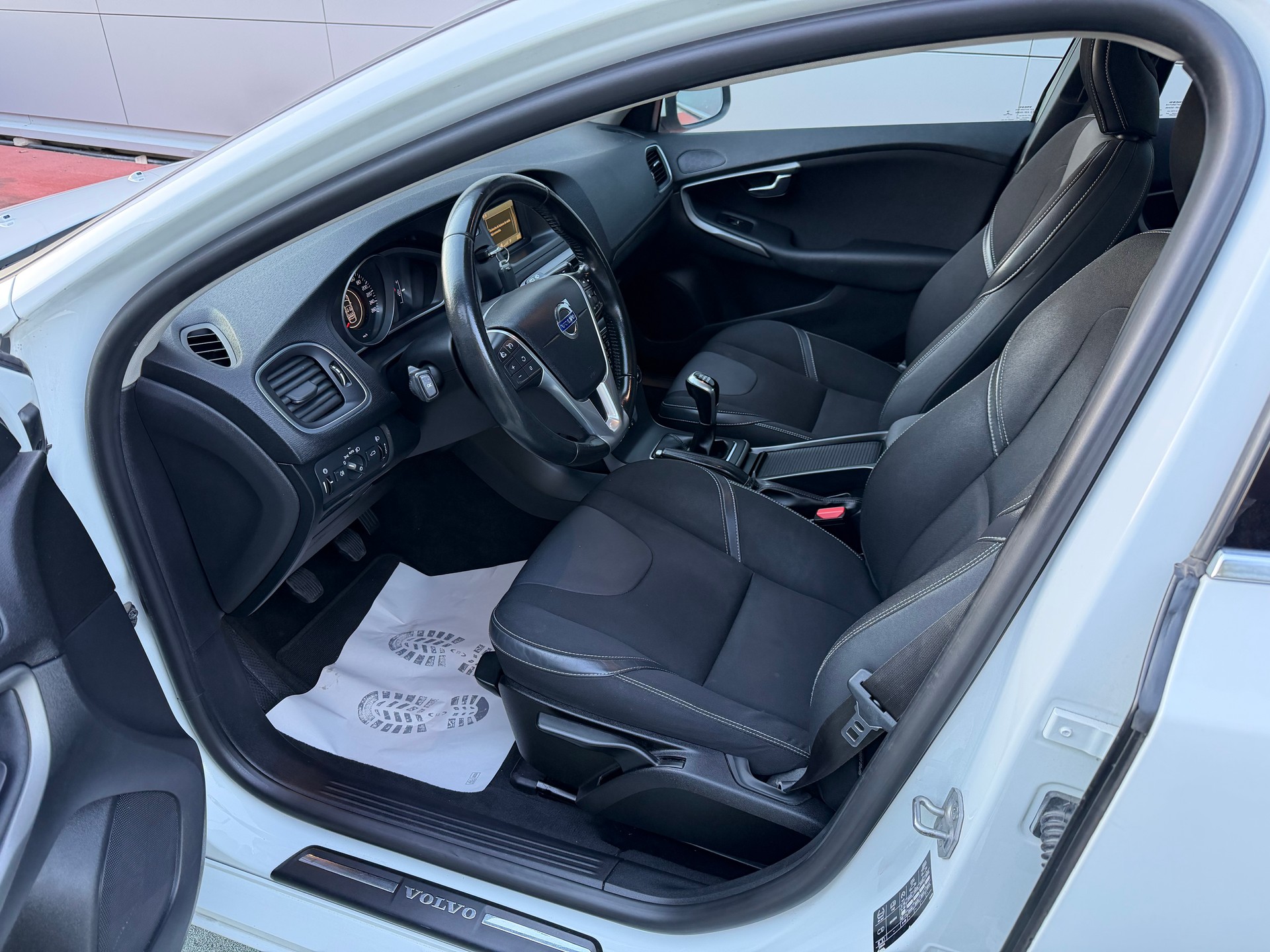 VOLVO V40 T2-image-8