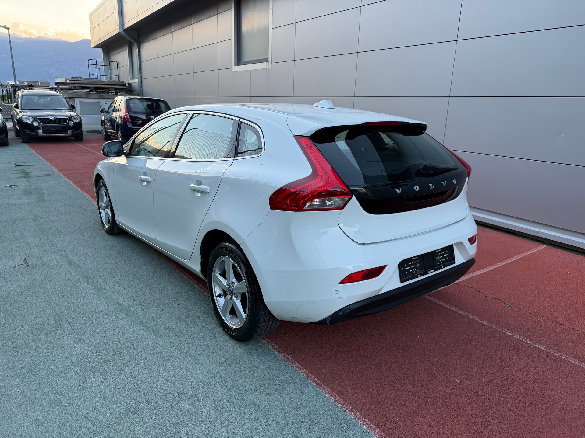 VOLVO V40 T2-image-3