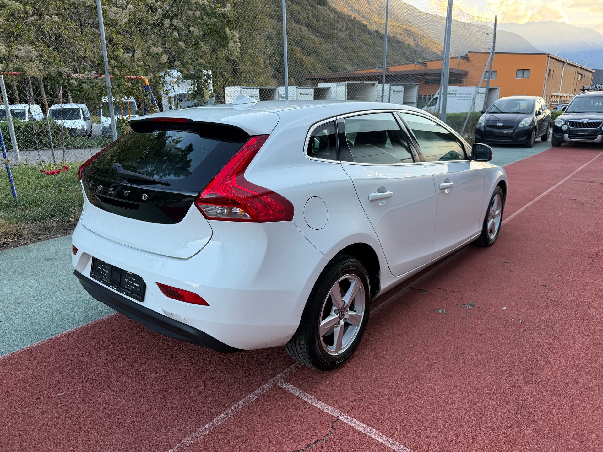 VOLVO V40 T2-image-4