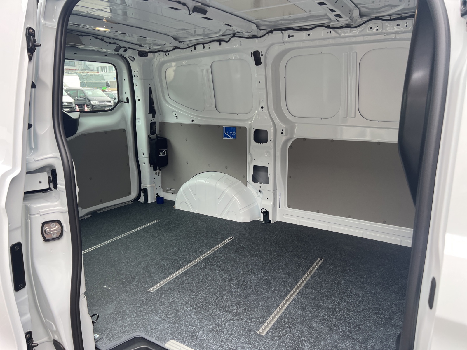VW Transporter 2.0 TDI Automat-image-10