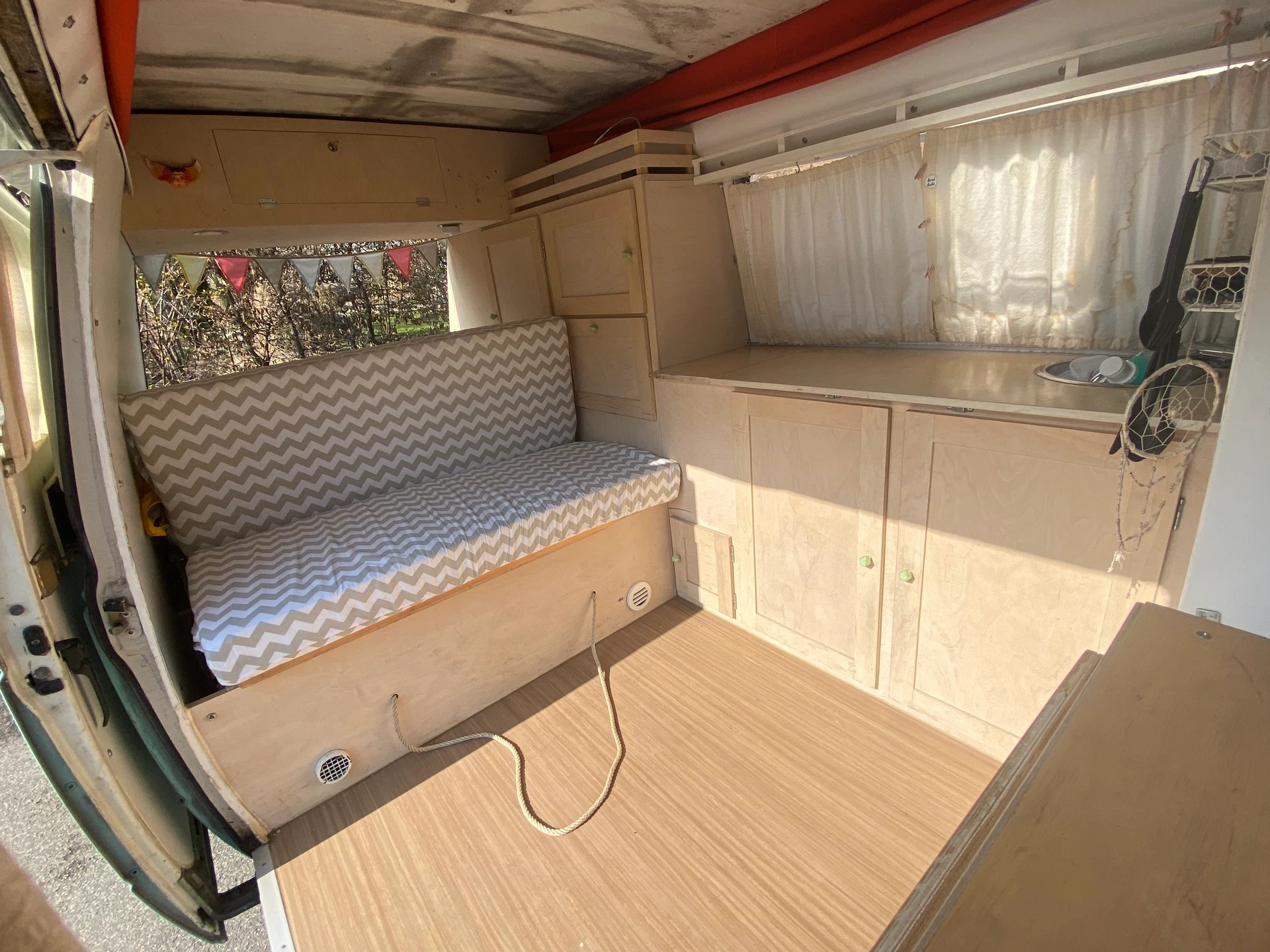 VW (Typ 2) Camper-image-4