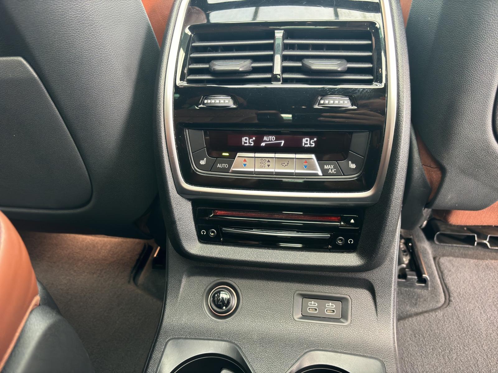 BMW X7 M50d-image-17