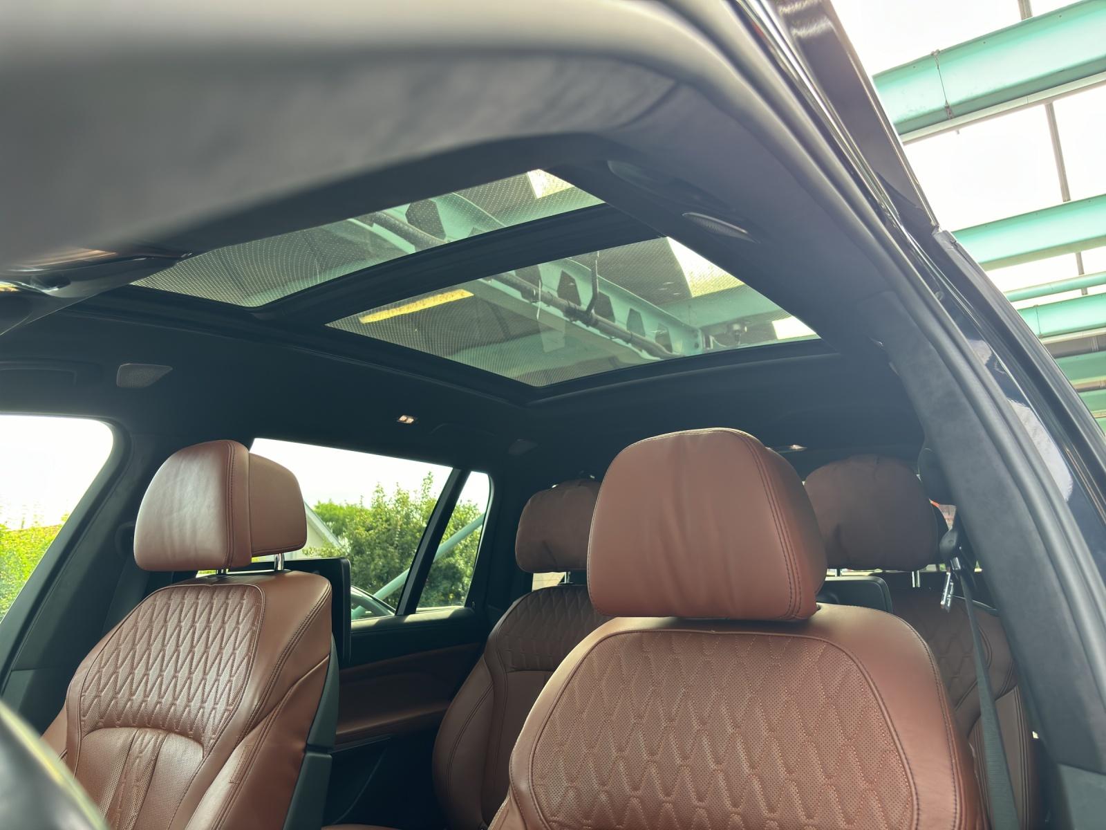 BMW X7 M50d-image-11
