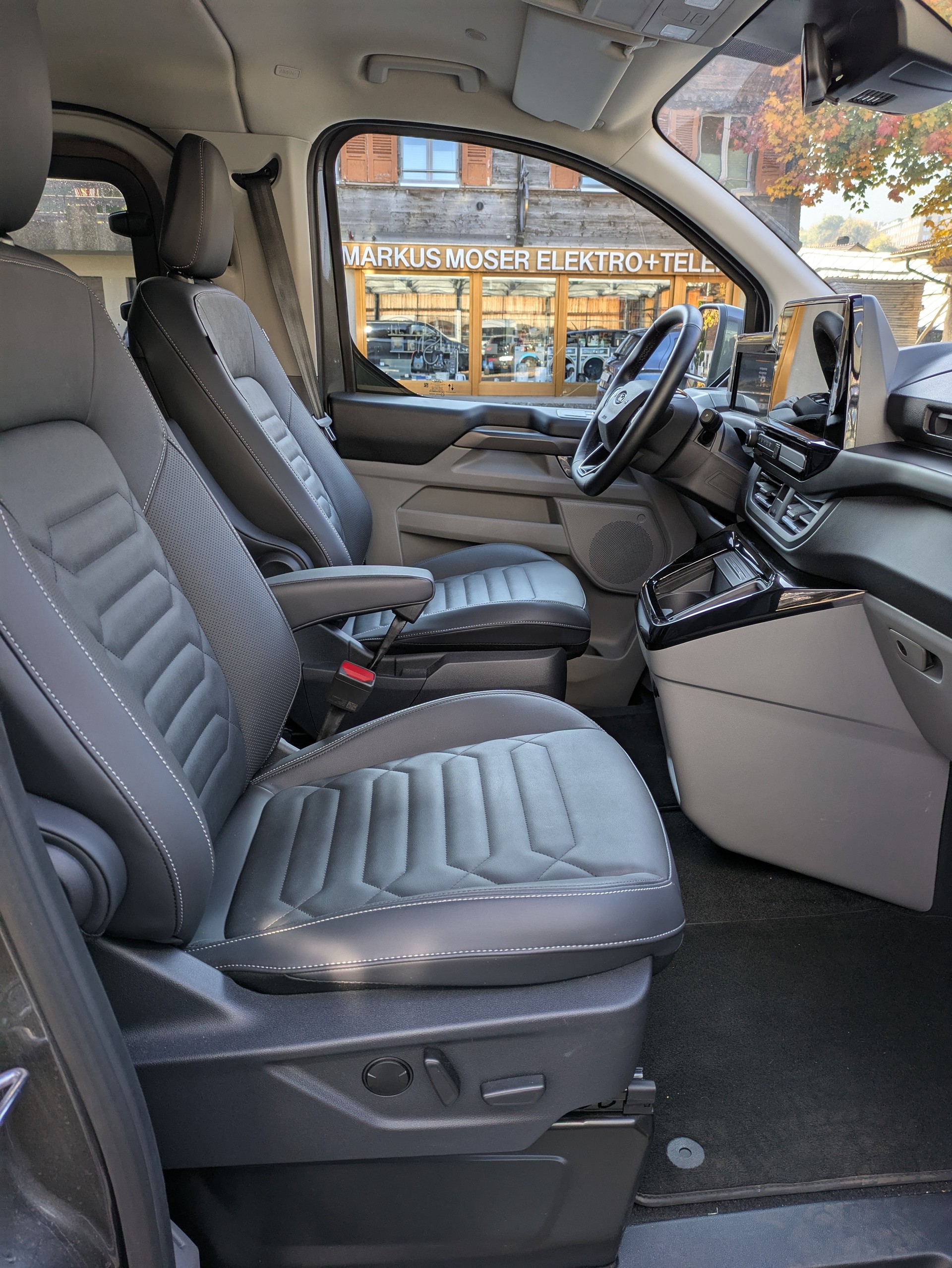 FORD Tourneo C Bus 320 L2 2.0 EcoBlue 170 Titanium X-image-9