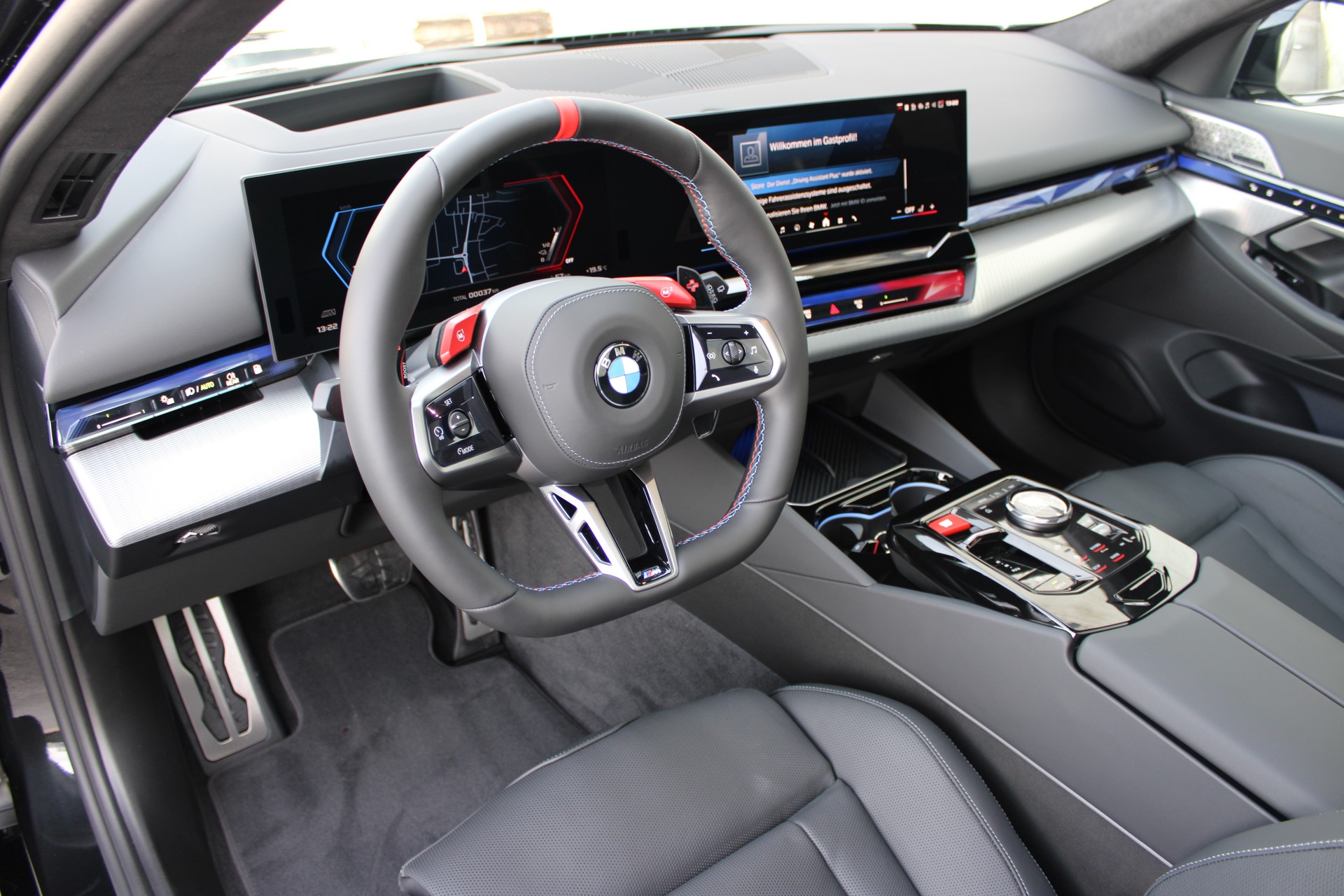 BMW M5 xDrive Touring-image-9