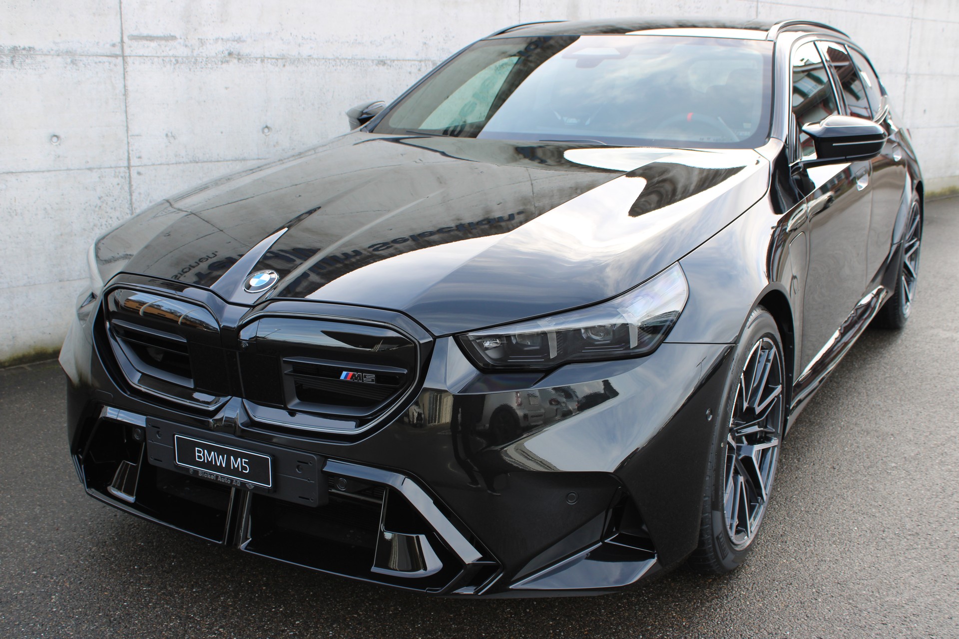 BMW M5 xDrive Touring-image-0