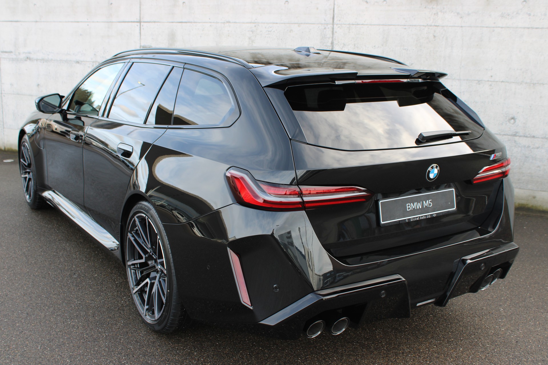 BMW M5 xDrive Touring-image-3