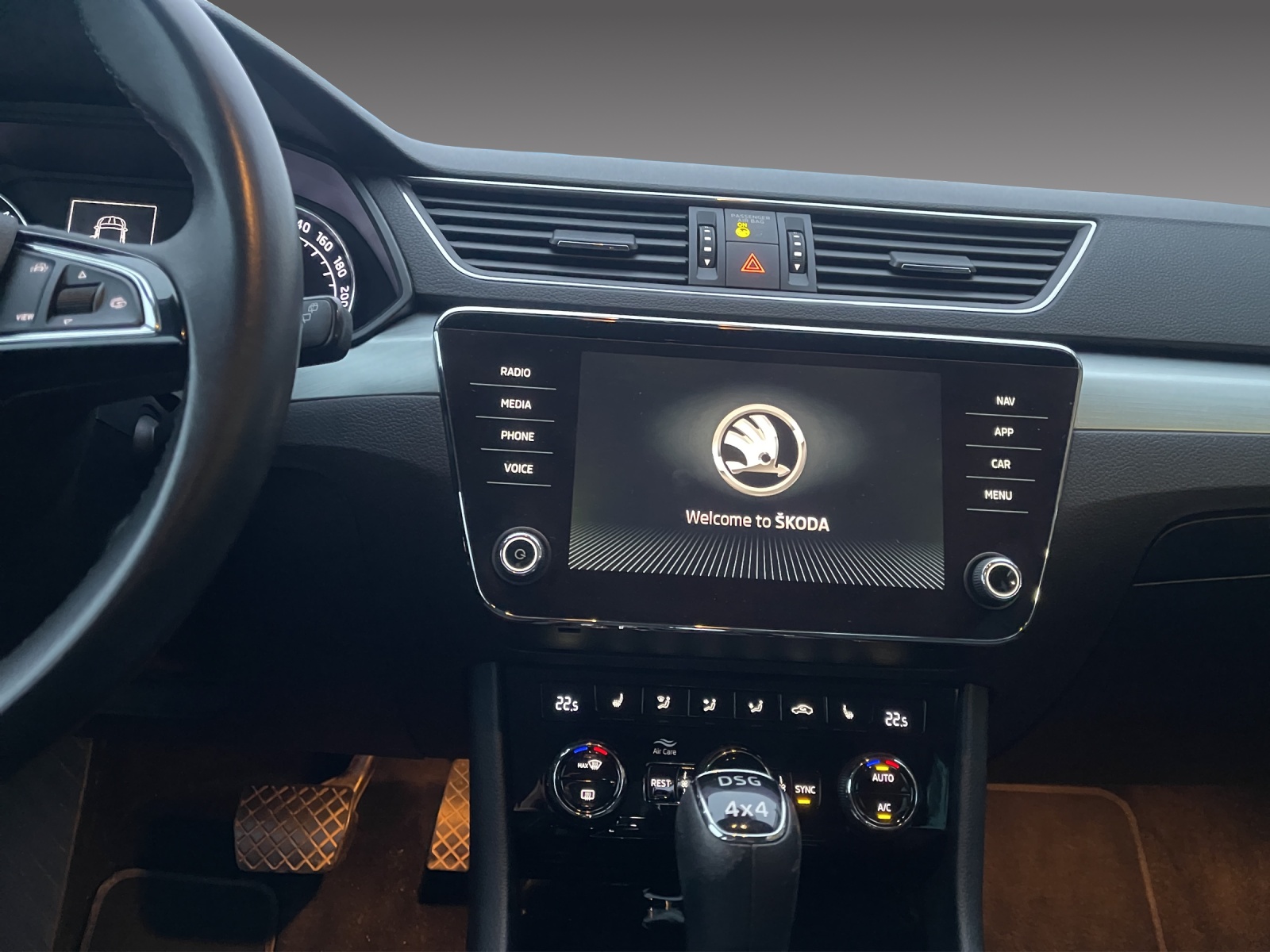SKODA Superb Combi 2.0 TDi Ambition 4x4 DSG-image-12