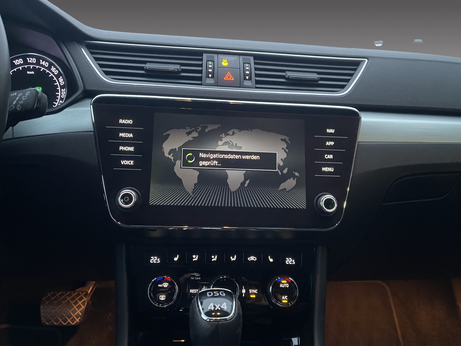 SKODA Superb Combi 2.0 TDi Ambition 4x4 DSG-image-13