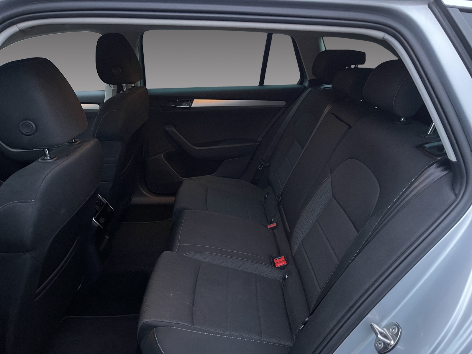SKODA Superb Combi 2.0 TDi Ambition 4x4 DSG-image-11