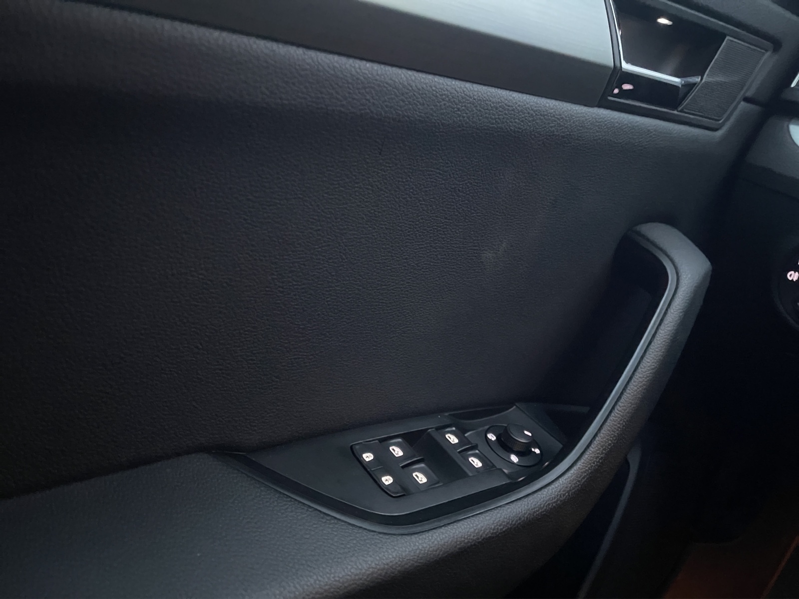 SKODA Superb Combi 2.0 TDi Ambition 4x4 DSG-image-17