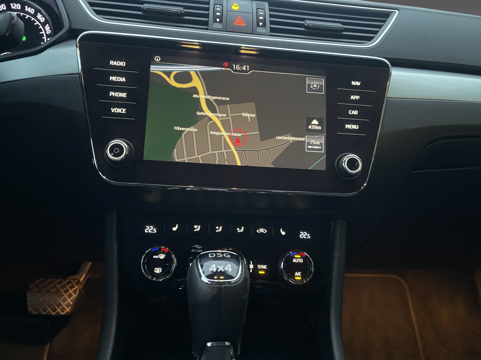 SKODA Superb Combi 2.0 TDi Ambition 4x4 DSG-image-14
