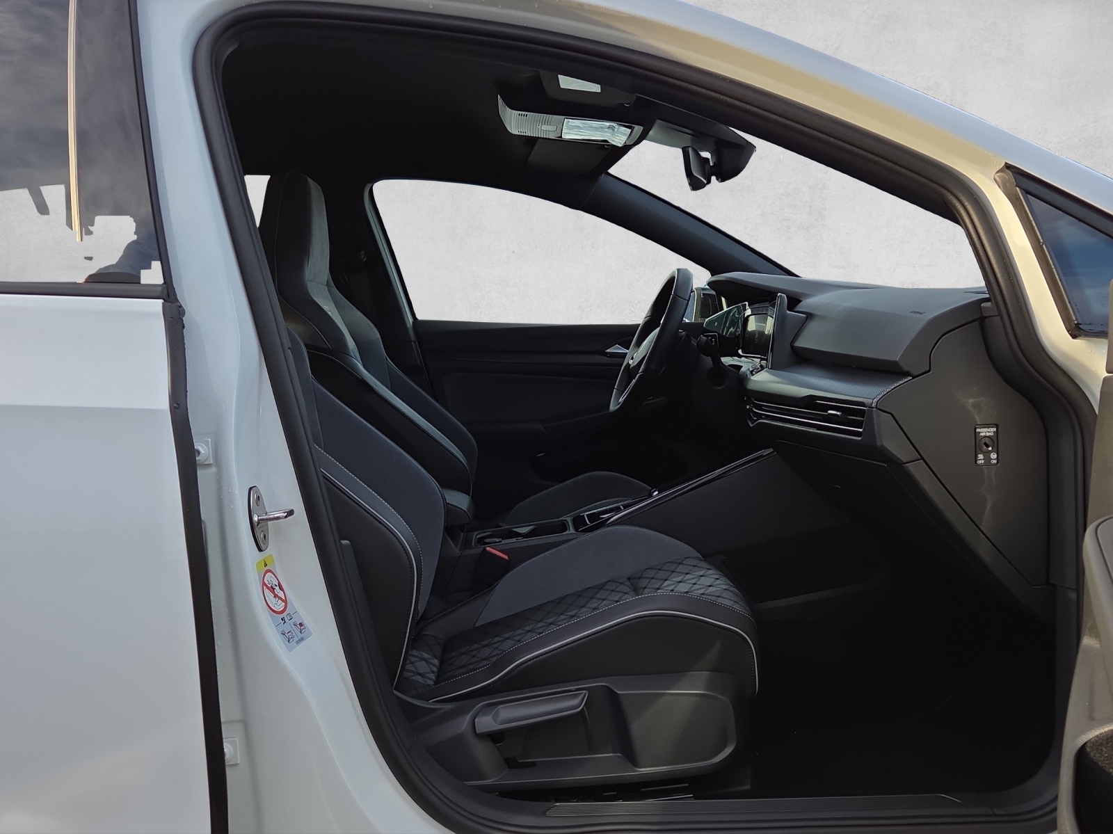VW Golf 1.5 eTSI mHEV ACT R-Line 75 Edition DSG-image-12