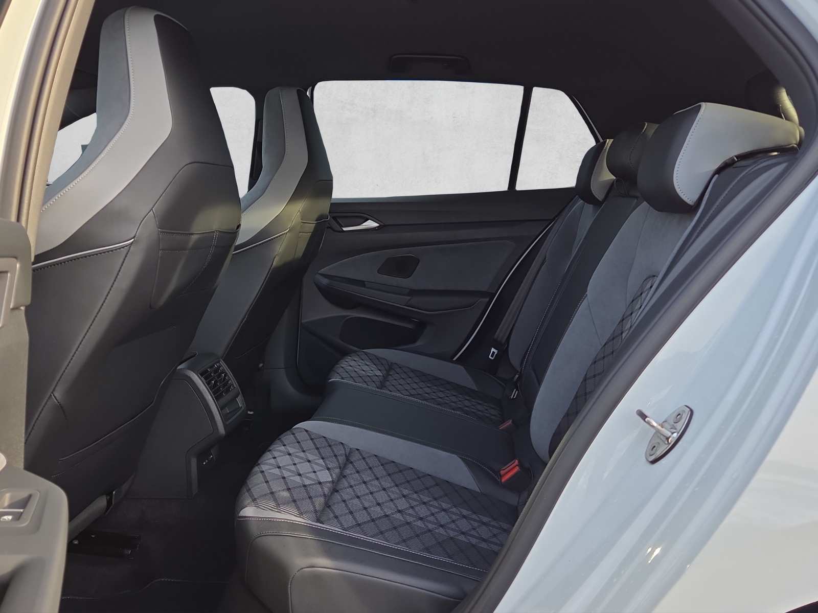 VW Golf 1.5 eTSI mHEV ACT R-Line 75 Edition DSG-image-9