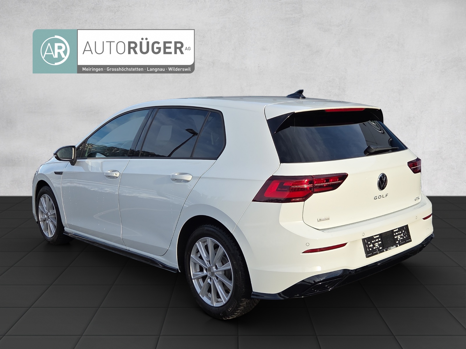 VW Golf 1.5 eTSI mHEV ACT R-Line 75 Edition DSG-image-3