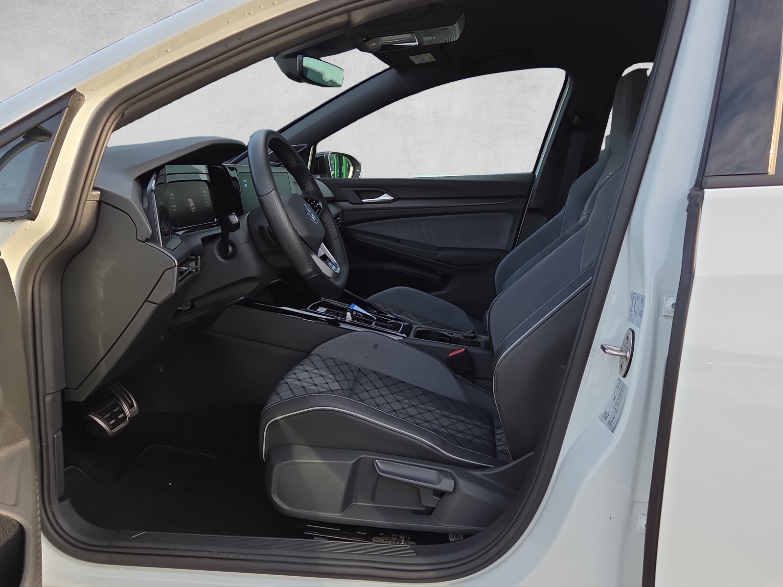 VW Golf 1.5 eTSI mHEV ACT R-Line 75 Edition DSG-image-8