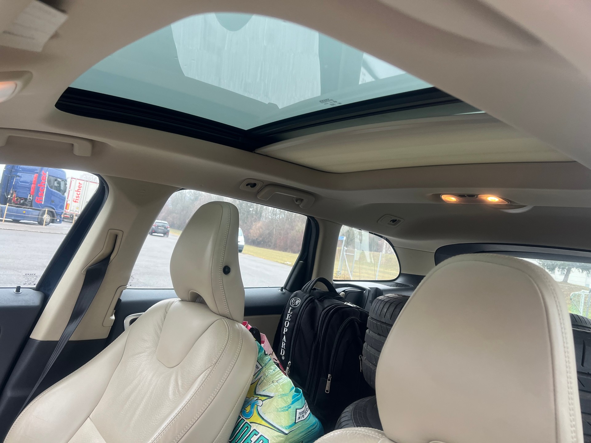 VOLVO XC60 T6 AWD R-Design Geartronic-image-2