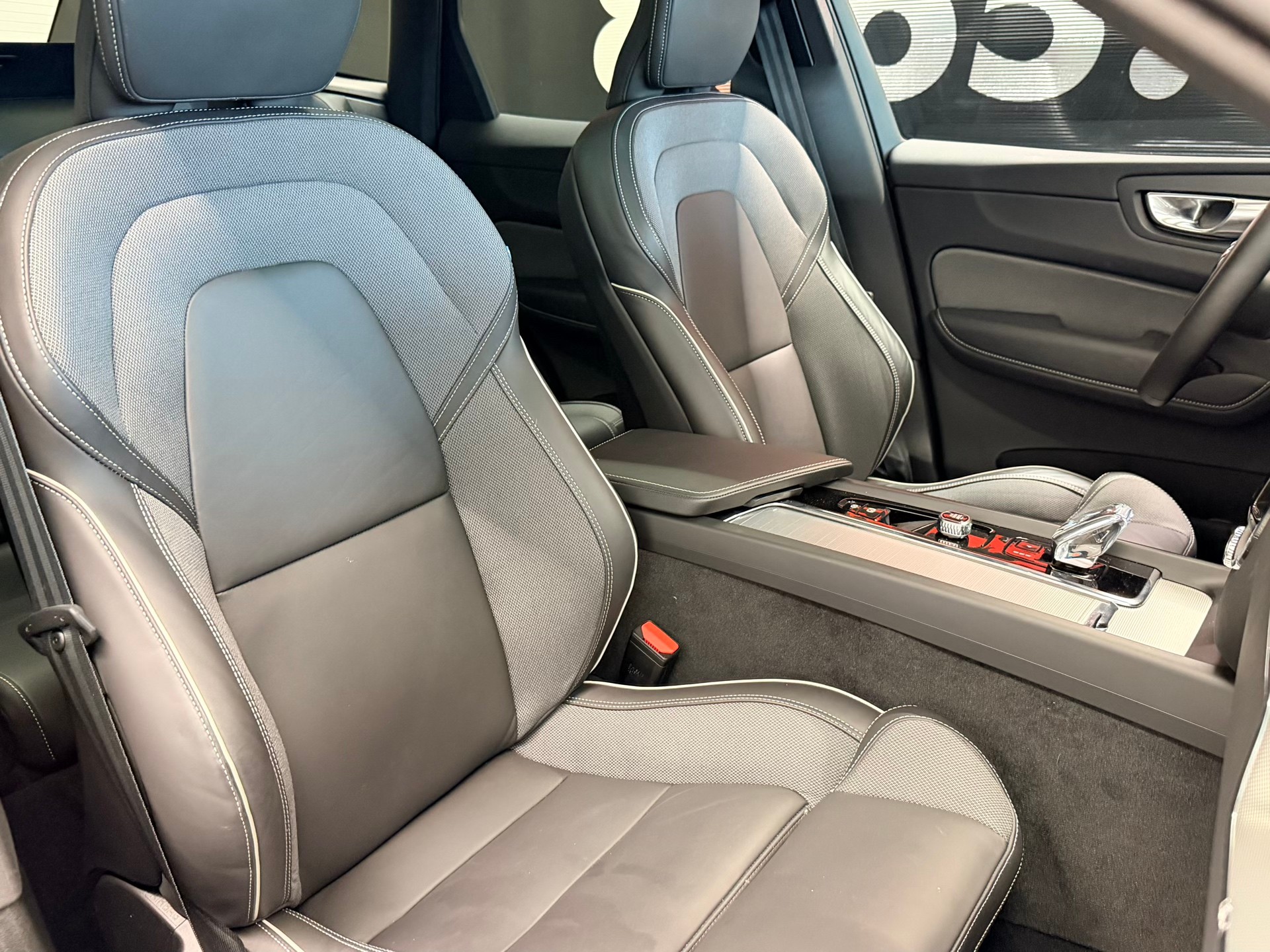 VOLVO XC60 B5 Benzin Mild Hybrid AWD Black ED. Geartronic-image-24