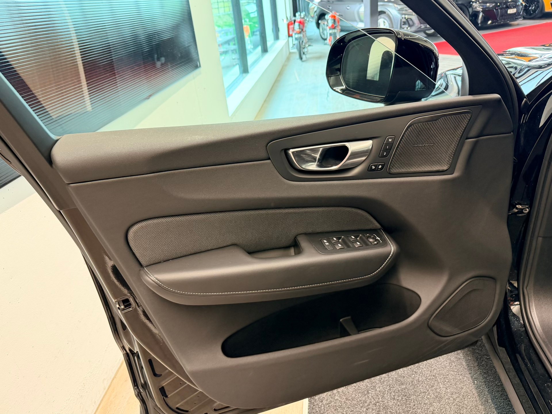 VOLVO XC60 B5 Benzin Mild Hybrid AWD Black ED. Geartronic-image-11